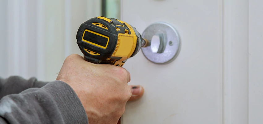 Street Locksmith For Smart Lock Repair in Valrico, FL